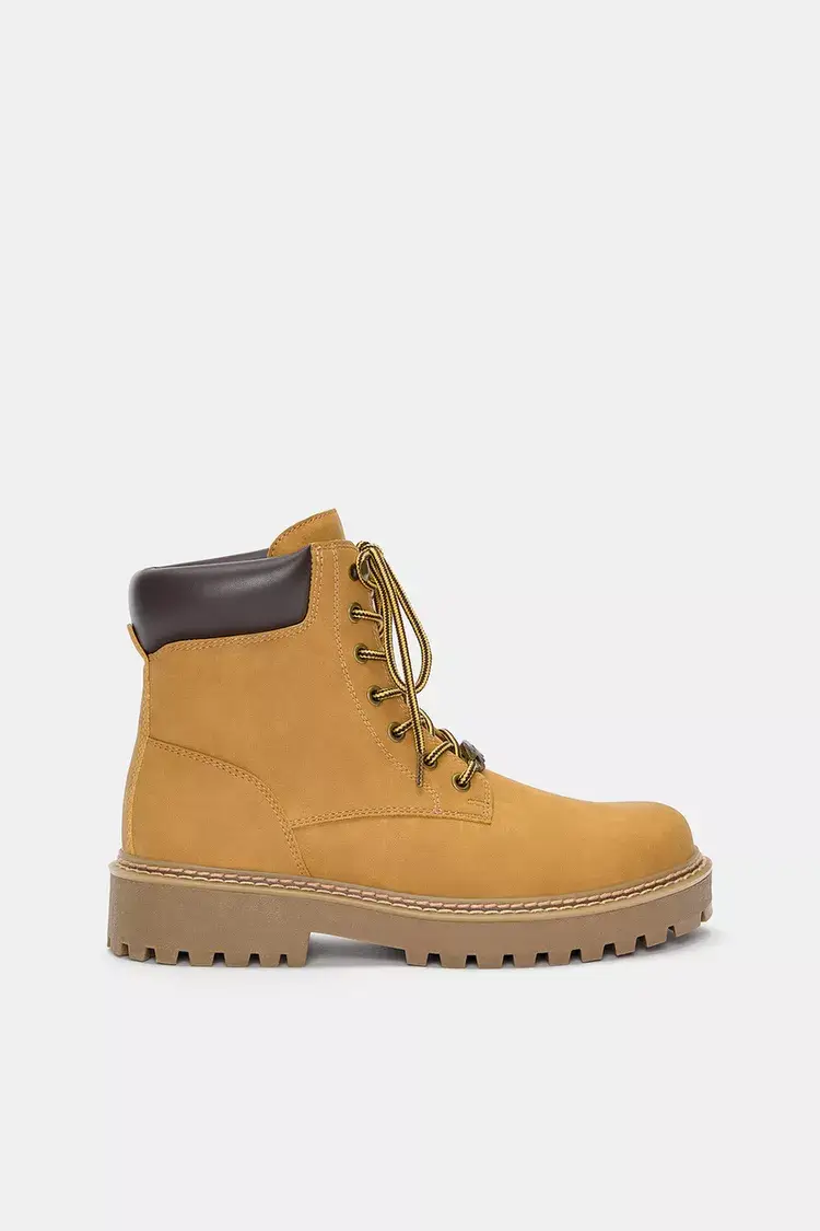 Botas-acordonadas-STWD.webp